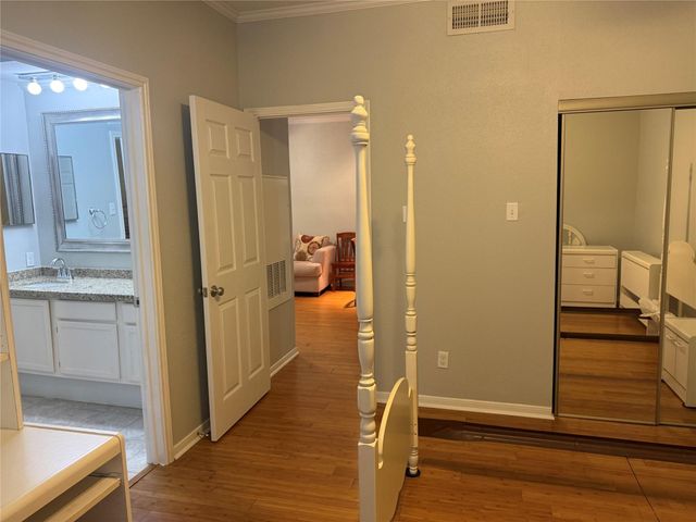 2121 El Paseo Street 1811, Houston, TX 77054
