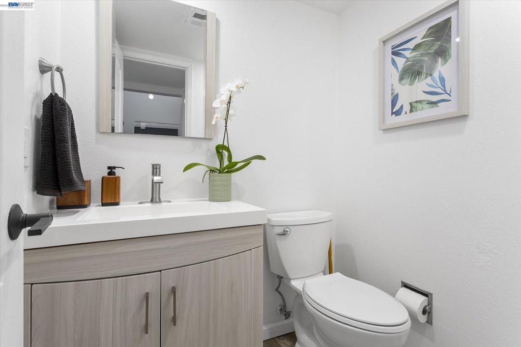 Image 17 of property listing at 16683 Kildare Rd, Castro Valley, CA 94578
