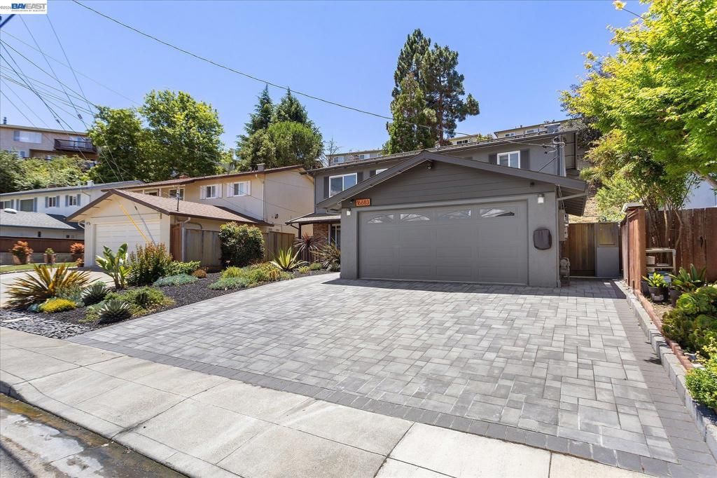 Image 3 of property listing at 16683 Kildare Rd, Castro Valley, CA 94578