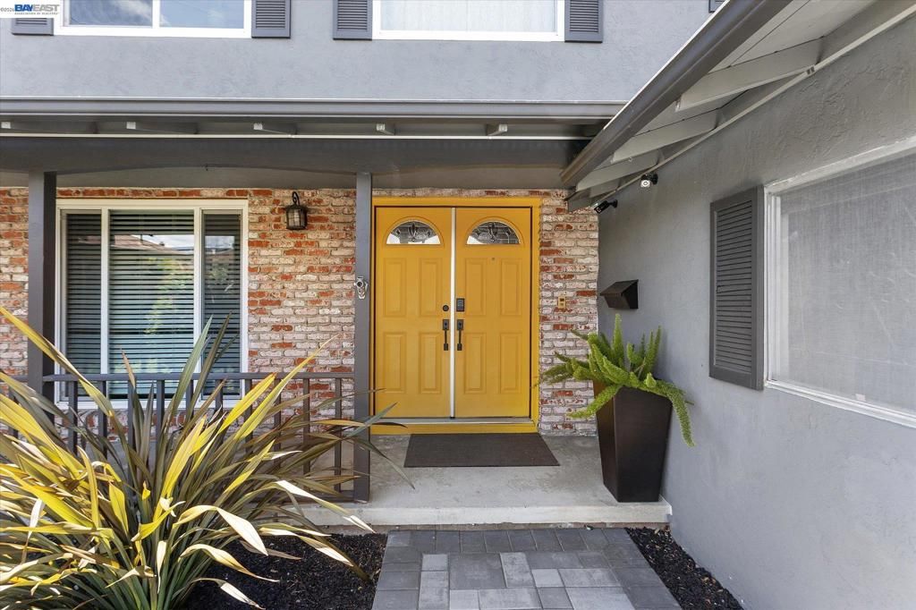 Image 7 of property listing at 16683 Kildare Rd, Castro Valley, CA 94578