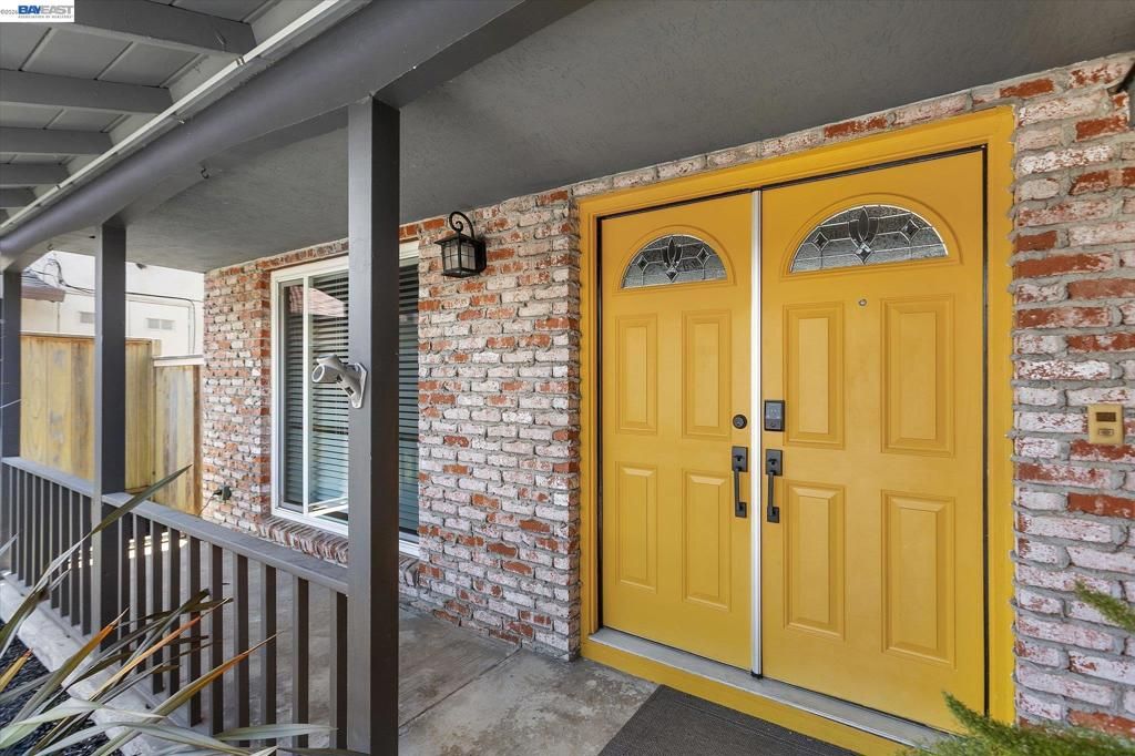 Image 8 of property listing at 16683 Kildare Rd, Castro Valley, CA 94578