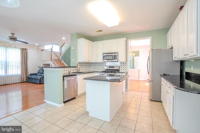 31 HAWTHORN DR, Plainsboro, NJ 08536