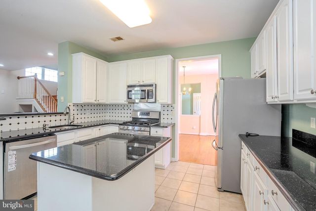31 HAWTHORN DR, Plainsboro, NJ 08536