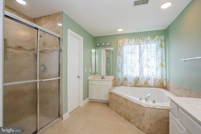 31 HAWTHORN DR, Plainsboro, NJ 08536
