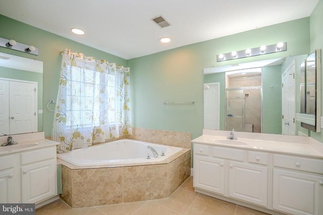 31 HAWTHORN DR, Plainsboro, NJ 08536