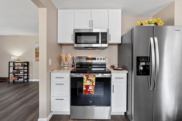 2500 S JEFFERSON STREET, Appleton, WI 54915