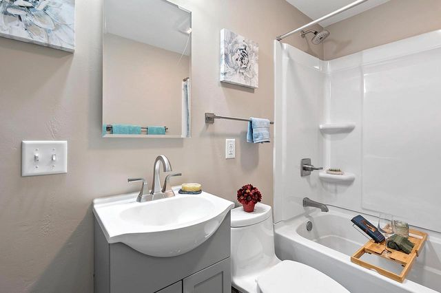 2500 S JEFFERSON STREET, Appleton, WI 54915