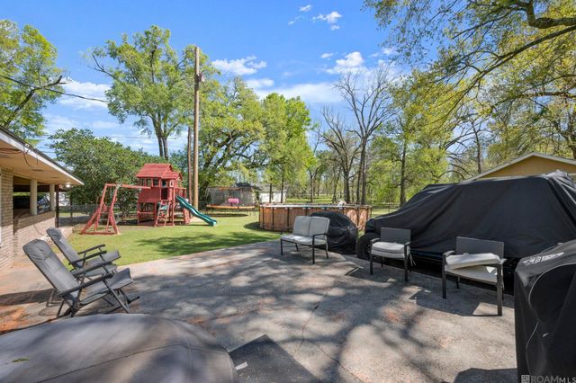 907 E Bayou Narcisse St, Gonzales, LA 70737