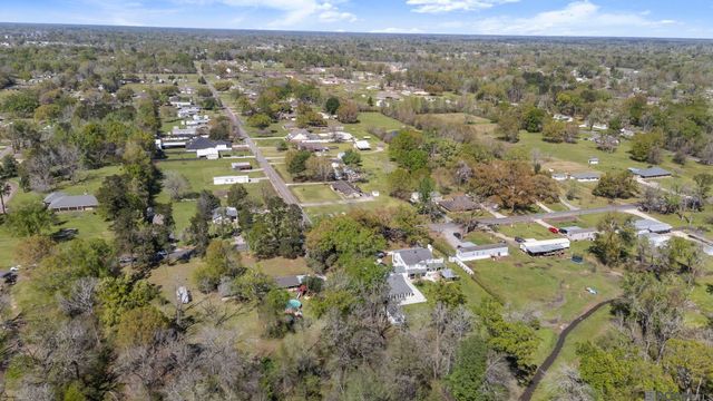 907 E Bayou Narcisse St, Gonzales, LA 70737