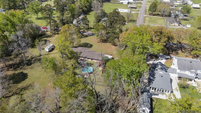 907 E Bayou Narcisse St, Gonzales, LA 70737