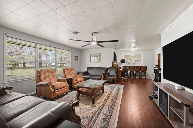 907 E Bayou Narcisse St, Gonzales, LA 70737