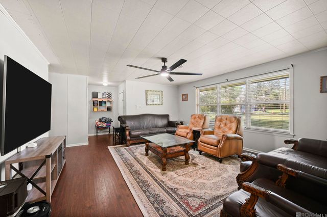 907 E Bayou Narcisse St, Gonzales, LA 70737