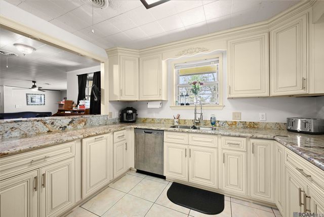 907 E Bayou Narcisse St, Gonzales, LA 70737