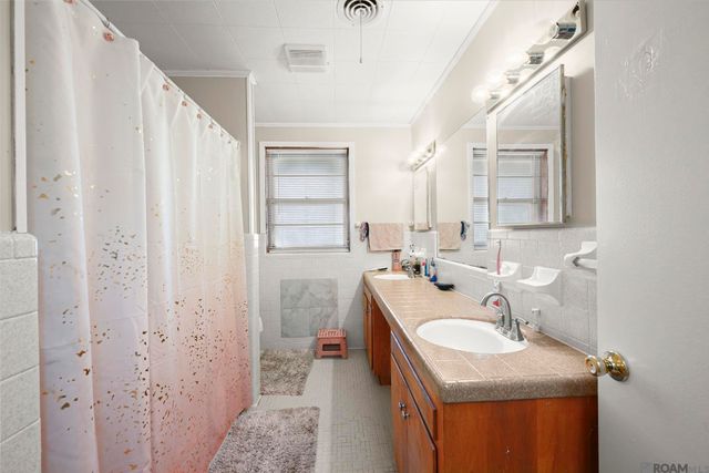 907 E Bayou Narcisse St, Gonzales, LA 70737