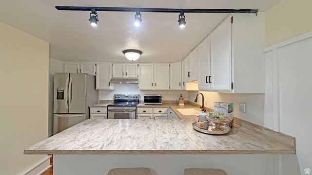 3077 E NORDIC DR, Sandy, UT 84093