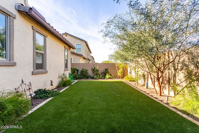 5740 W RAYMOND Street, Phoenix, AZ 85043