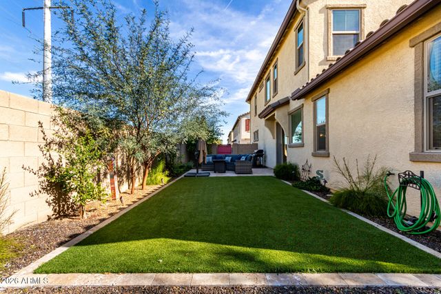 5740 W RAYMOND Street, Phoenix, AZ 85043