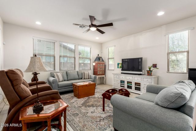 5740 W RAYMOND Street, Phoenix, AZ 85043