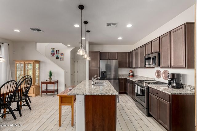 5740 W RAYMOND Street, Phoenix, AZ 85043