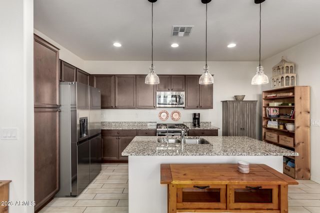 5740 W RAYMOND Street, Phoenix, AZ 85043