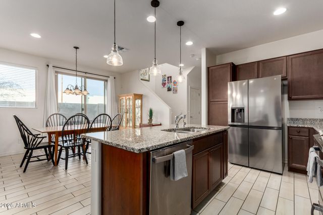 5740 W RAYMOND Street, Phoenix, AZ 85043