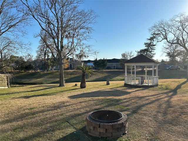 605 Tanglewood Drive, Friendswood, TX 77546