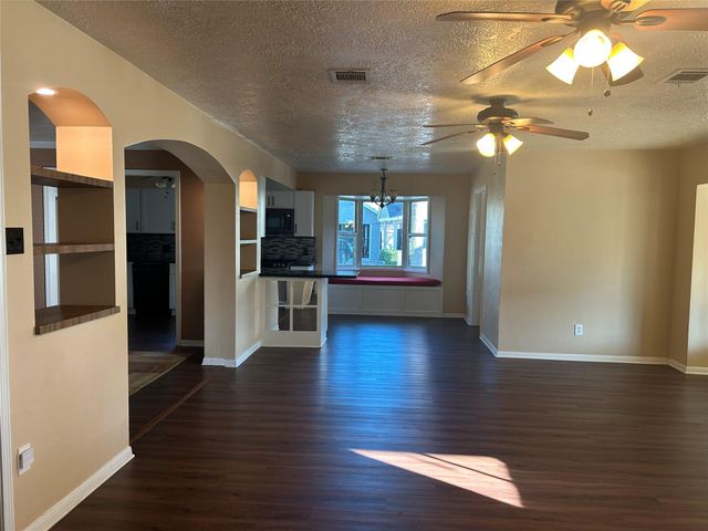 605 Tanglewood Drive, Friendswood, TX 77546