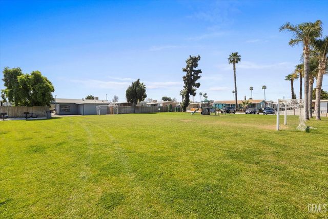 335 Hickorywood Lane, Bakersfield, CA 93308