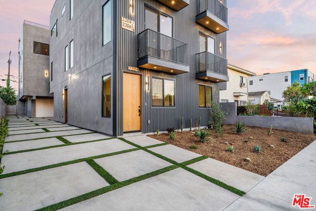 2204 Carmona Avenue, Los Angeles, CA 90016