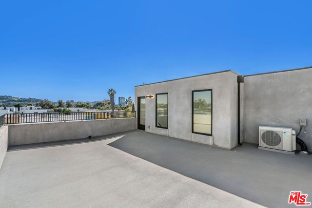 2204 Carmona Avenue, Los Angeles, CA 90016