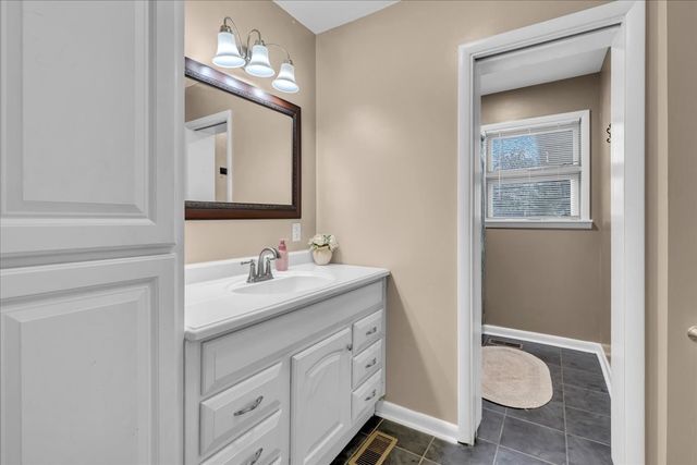 902 Sycamore Dr, Manchester, TN 37355