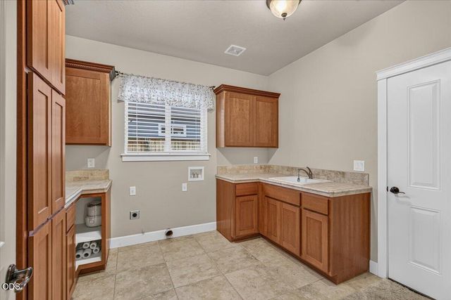 2883 Strasburg Street, Medford, OR 97504