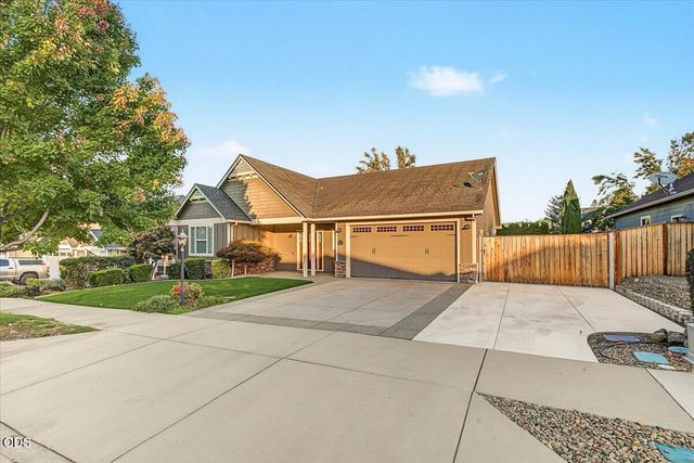 2883 Strasburg Street, Medford, OR 97504