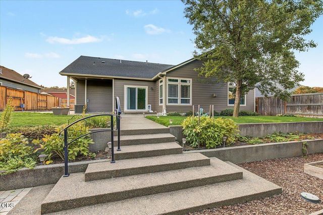 2883 Strasburg Street, Medford, OR 97504