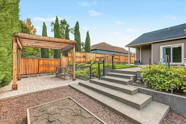 2883 Strasburg Street, Medford, OR 97504