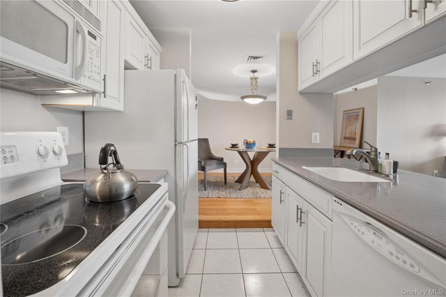 25 Rockledge Avenue PH11, White Plains, NY 10601