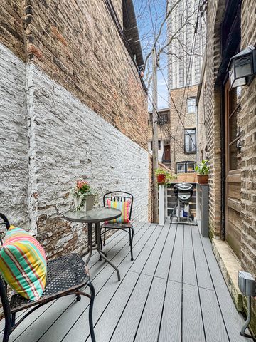 208 W St Paul Avenue, Chicago, IL 60614