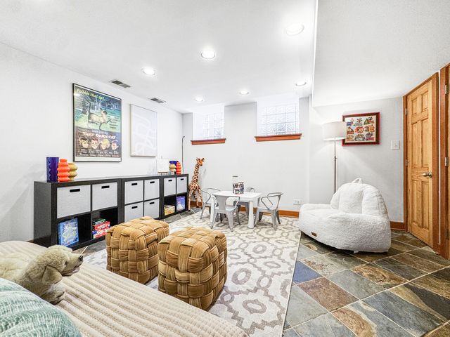 208 W St Paul Avenue, Chicago, IL 60614