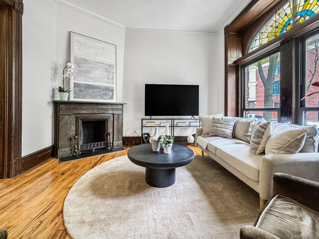 208 W St Paul Avenue, Chicago, IL 60614