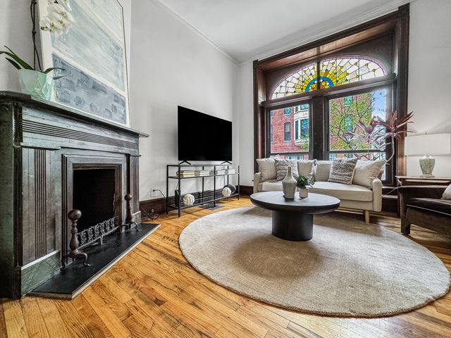 208 W St Paul Avenue, Chicago, IL 60614