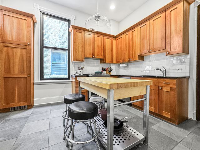 208 W St Paul Avenue, Chicago, IL 60614