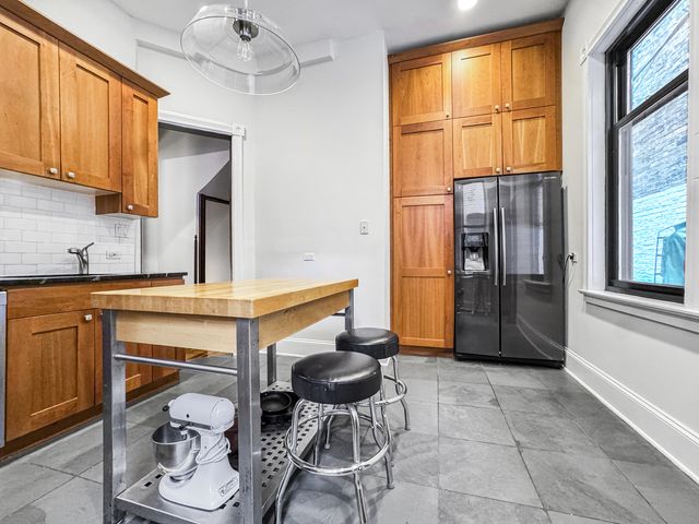 208 W St Paul Avenue, Chicago, IL 60614