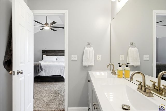 5225 NW Arroyo CT, Topeka, KS 66618