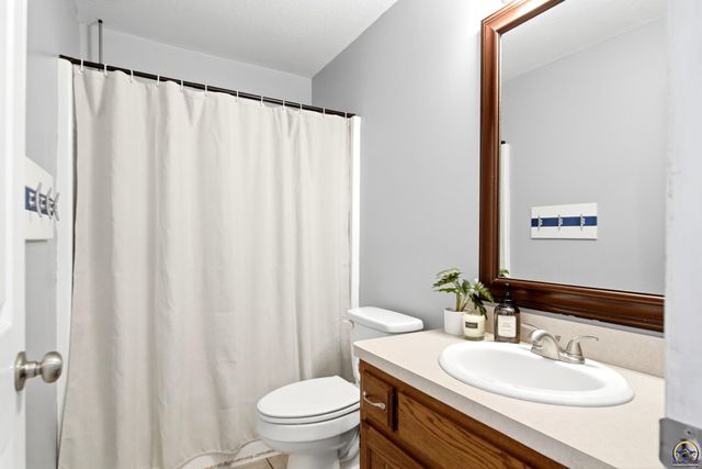 5225 NW Arroyo CT, Topeka, KS 66618