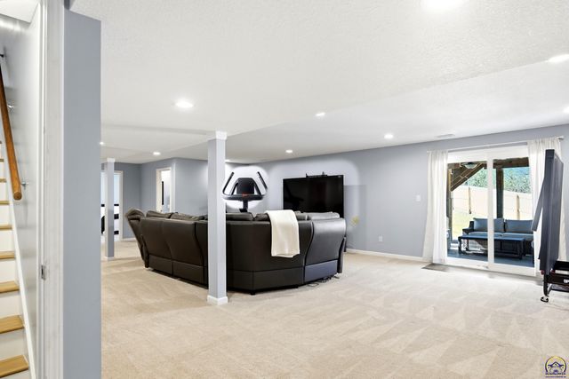 5225 NW Arroyo CT, Topeka, KS 66618