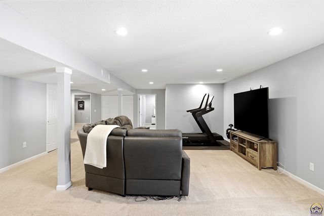 5225 NW Arroyo CT, Topeka, KS 66618