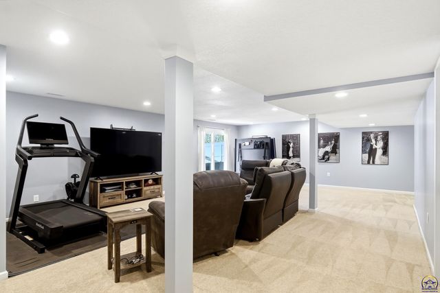 5225 NW Arroyo CT, Topeka, KS 66618