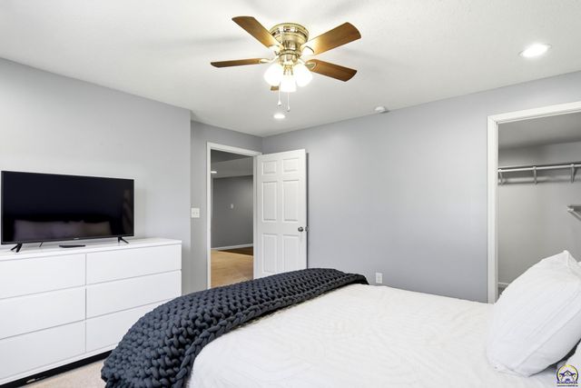 5225 NW Arroyo CT, Topeka, KS 66618