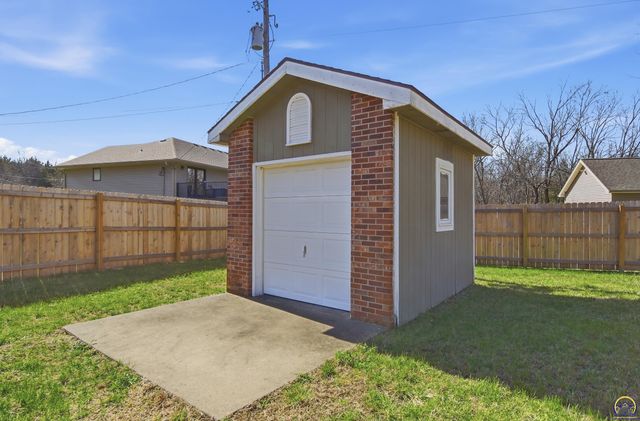 5225 NW Arroyo CT, Topeka, KS 66618