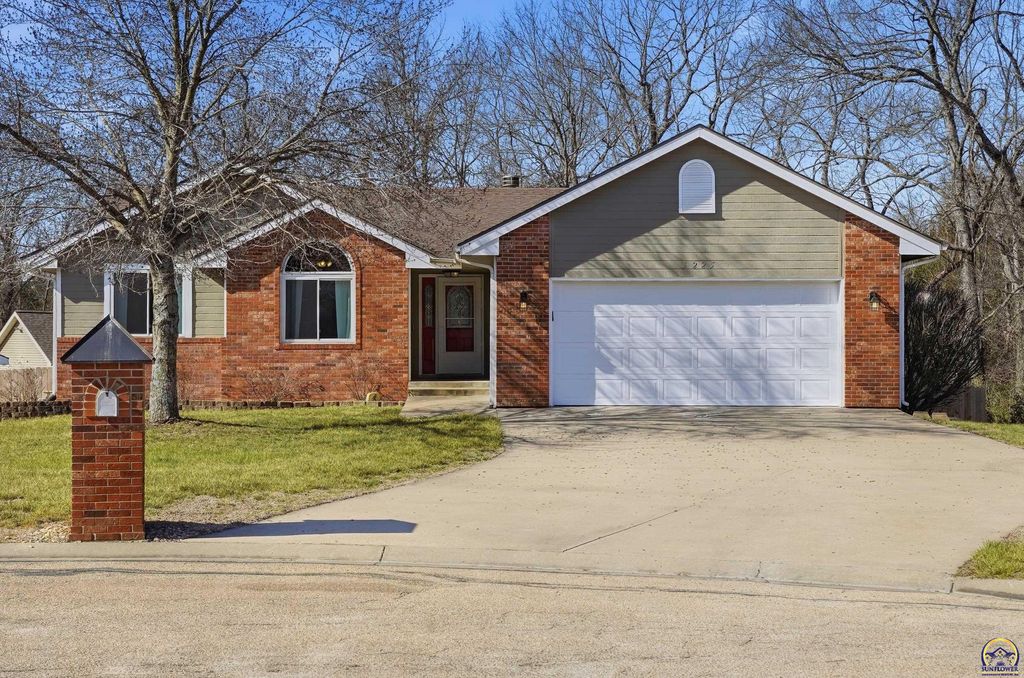 5225 NW Arroyo CT, Topeka, KS 66618